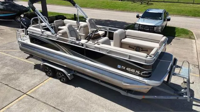 Slide: The Image of Avalon Venture Quad Lounger 22 FT 2022 - 3