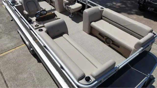 Slide: The Image of Avalon Venture Quad Lounger 22 FT 2022 - 6