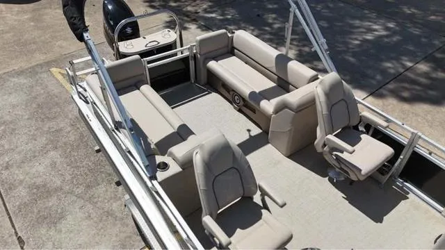 Slide: The Image of Avalon Venture Quad Lounger 22 FT 2022 - 7