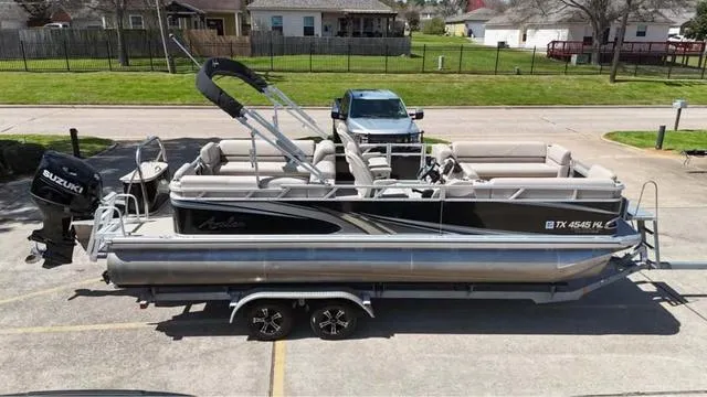 Slide: The Image of Avalon Venture Quad Lounger 22 FT 2022 - 9