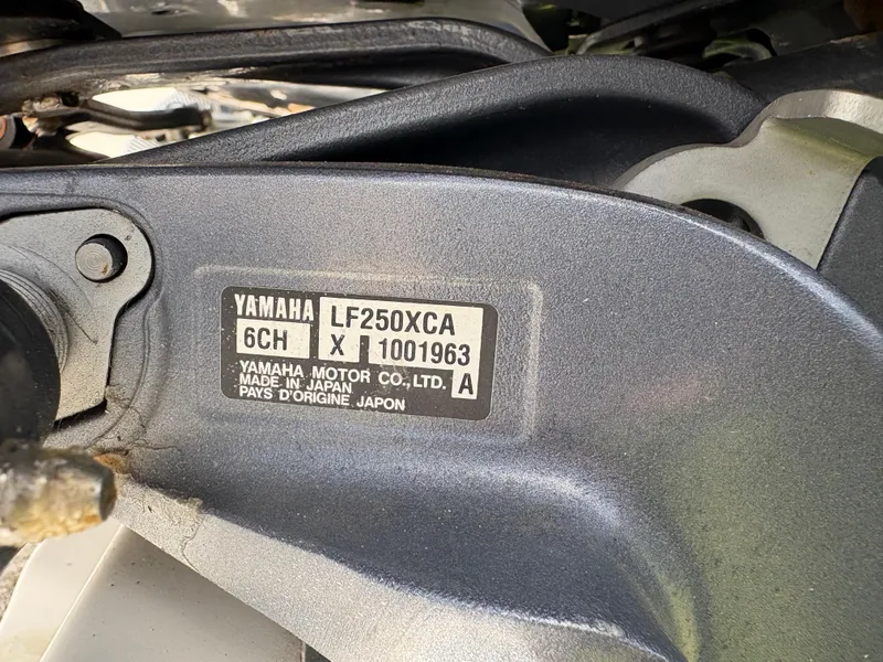 Slide: The Image of Close-up of Yamaha LF250XCA engine label on 2015 Pursuit S 280 Sport. - 49