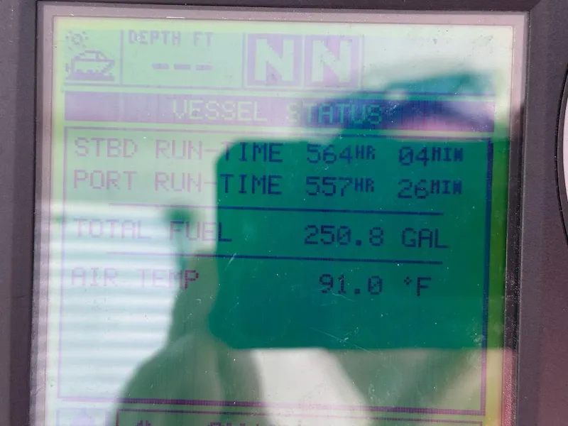 Slide: The Image of Display screen showing vessel status for 2007 Sea Ray 360 Sedan Bridge. - 22