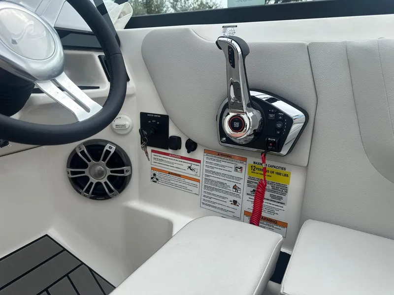 Slide: The Image of Sea Ray SDX 250 Surf 2025 - 19