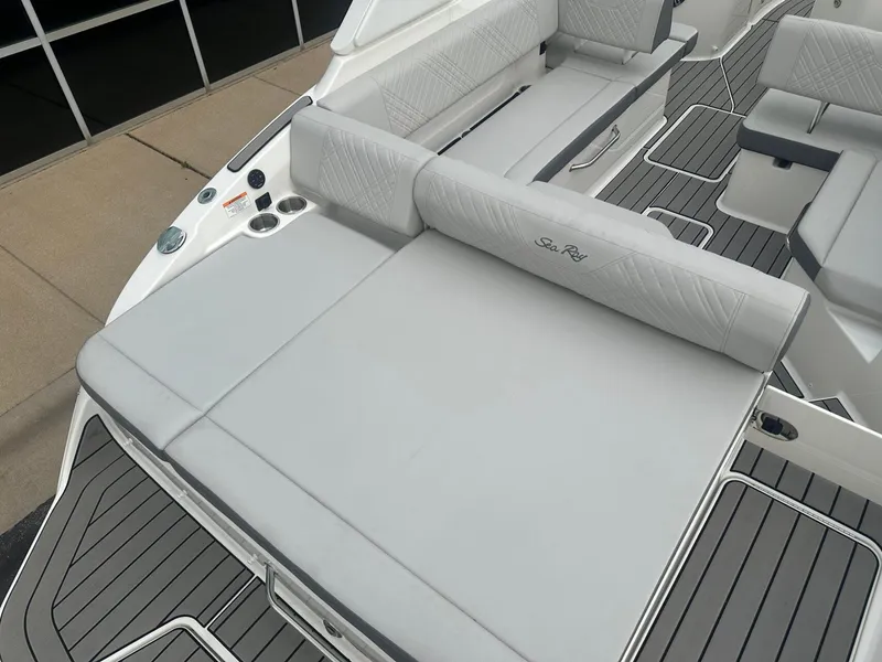 Slide: The Image of Sea Ray SDX 250 Surf 2025 - 32