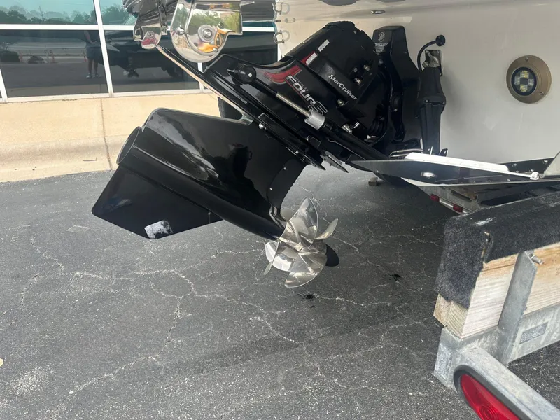 Slide: The Image of Sea Ray SDX 250 Surf 2025 - 35