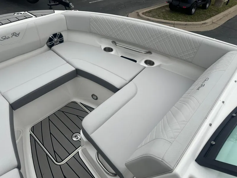 Slide: The Image of Sea Ray SDX 250 Surf 2025 - 6