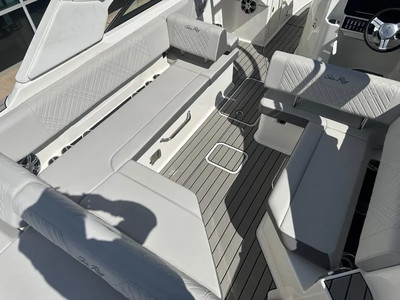 Slide: The Image of Sea Ray SDX 270 2025 - 10