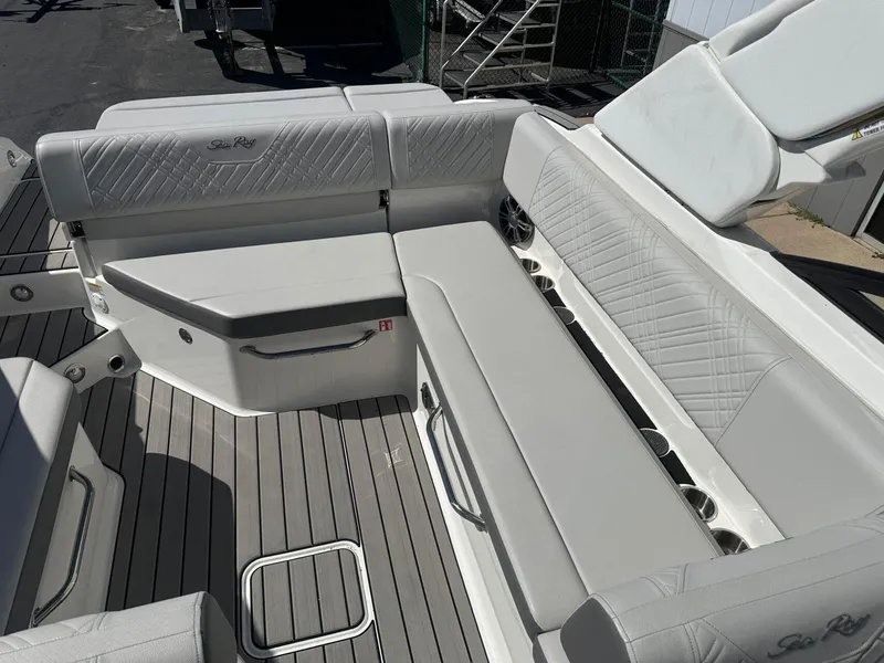 Slide: The Image of Sea Ray SDX 270 2025 - 11