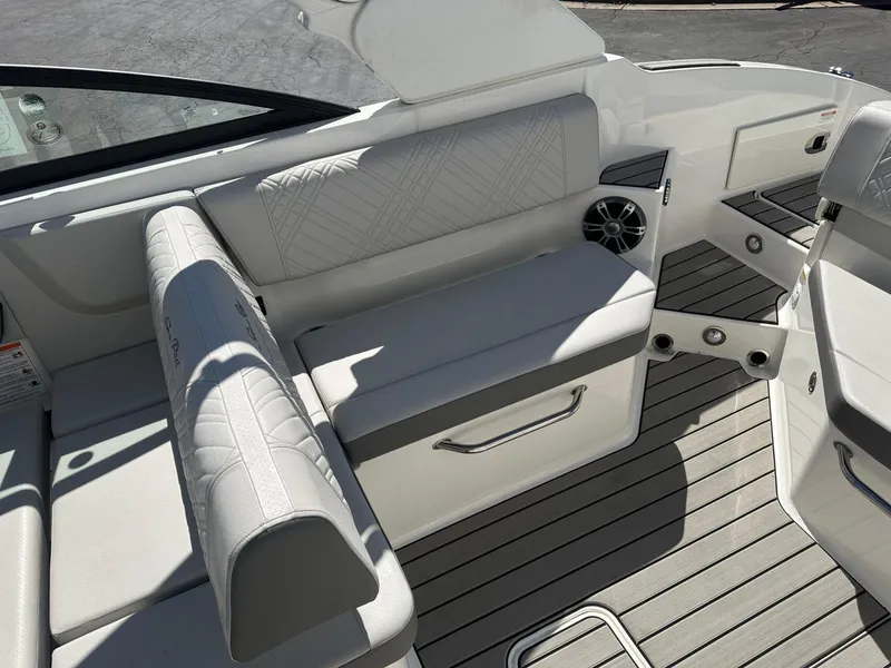 Slide: The Image of Sea Ray SDX 270 2025 - 12