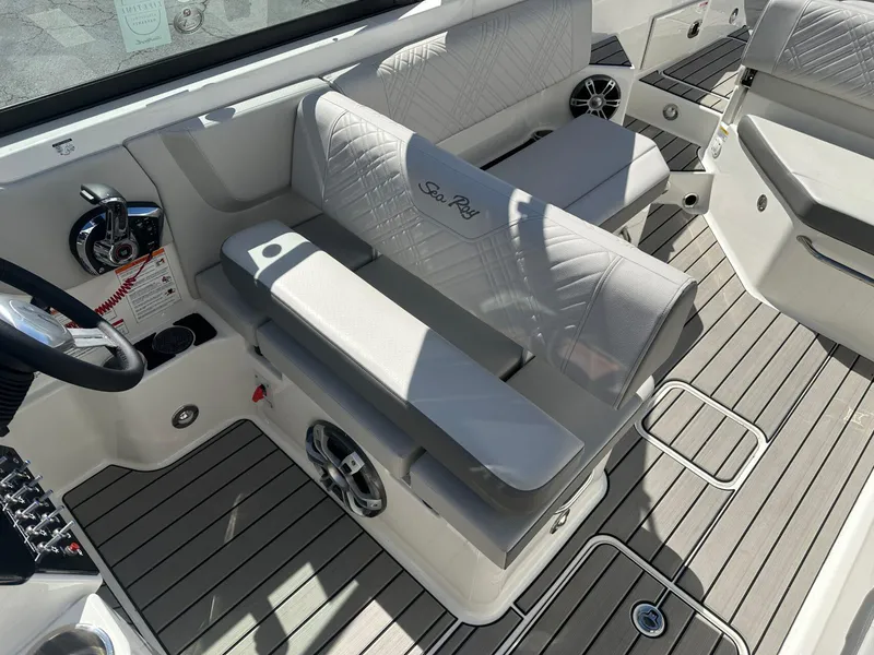 Slide: The Image of Sea Ray SDX 270 2025 - 13
