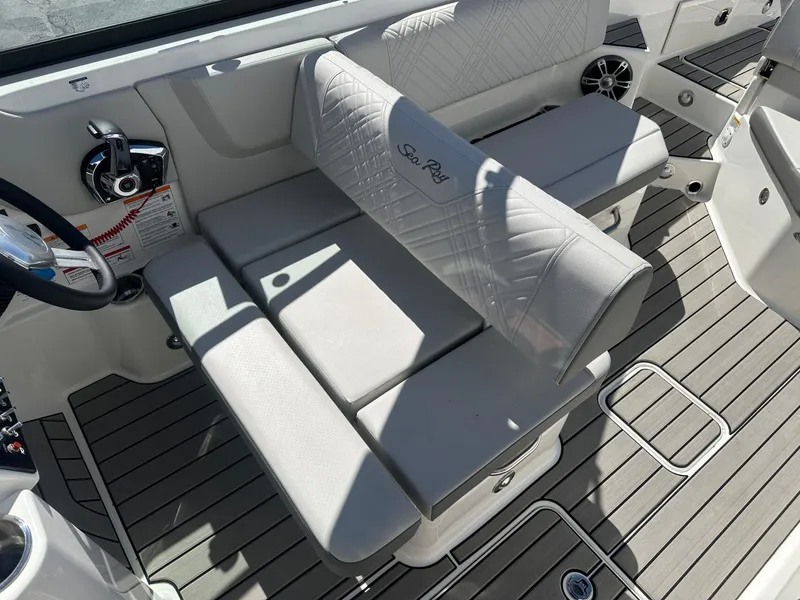 Slide: The Image of Sea Ray SDX 270 2025 - 14