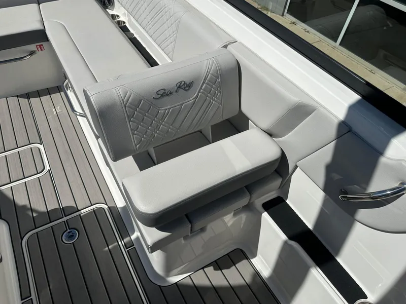 Slide: The Image of Sea Ray SDX 270 2025 - 15