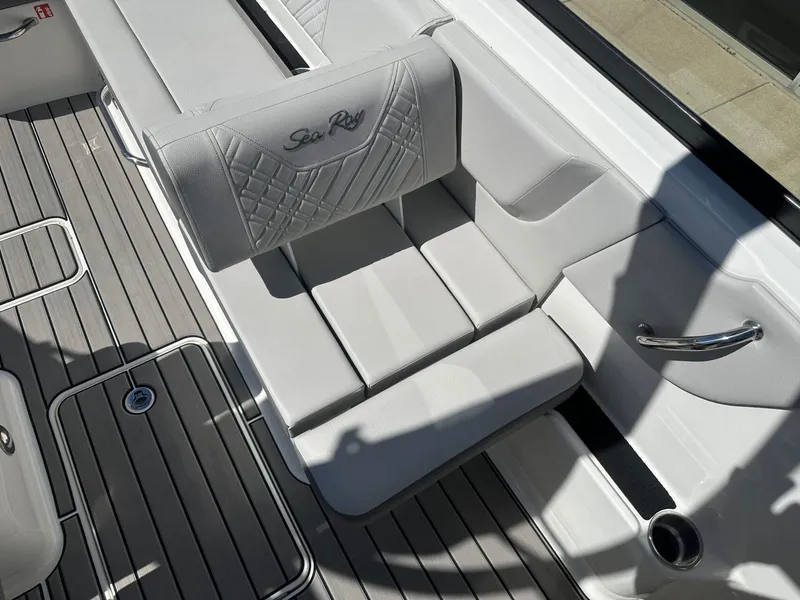 Slide: The Image of Sea Ray SDX 270 2025 - 16