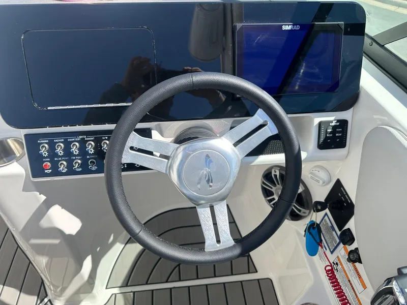 Slide: The Image of Sea Ray SDX 270 2025 - 17