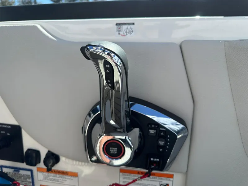 Slide: The Image of Sea Ray SDX 270 2025 - 18