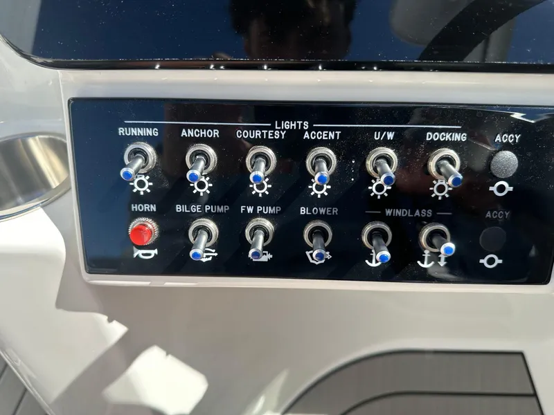 Slide: The Image of Sea Ray SDX 270 2025 - 19