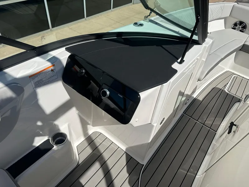 Slide: The Image of Sea Ray SDX 270 2025 - 21