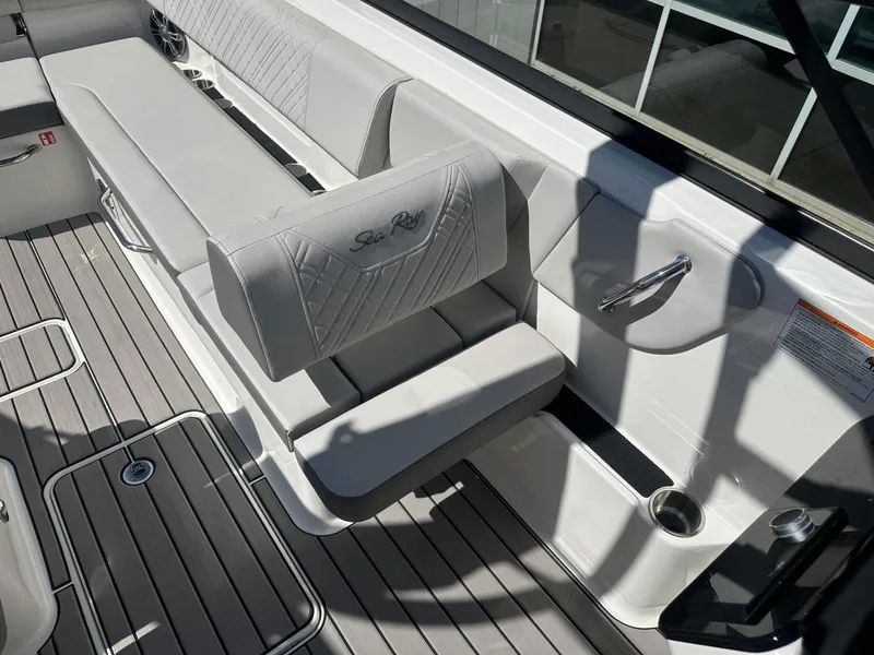 Slide: The Image of Sea Ray SDX 270 2025 - 22