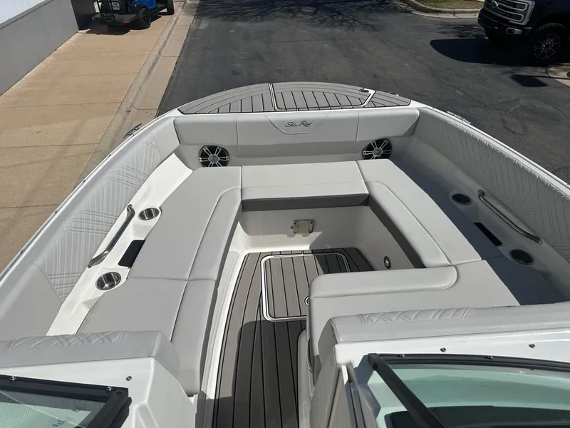 Slide: The Image of Sea Ray SDX 270 2025 - 25