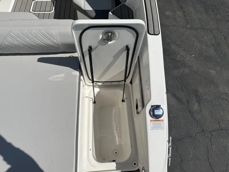 Slide: The Image of Sea Ray SDX 270 2025 - 5