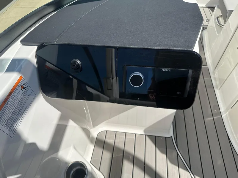 Slide: The Image of Sea Ray SDX 270 2025 - 7