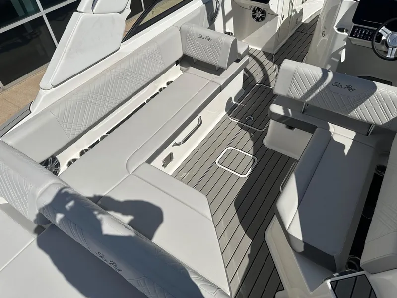 Slide: The Image of Sea Ray SDX 270 2025 - 8