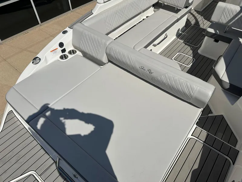 Slide: The Image of Sea Ray SDX 270 2025 - 9