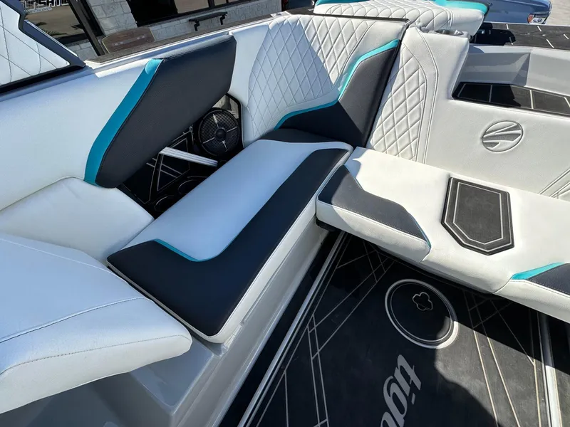 Slide: The Image of Tigé 22RZX 2022 - 10