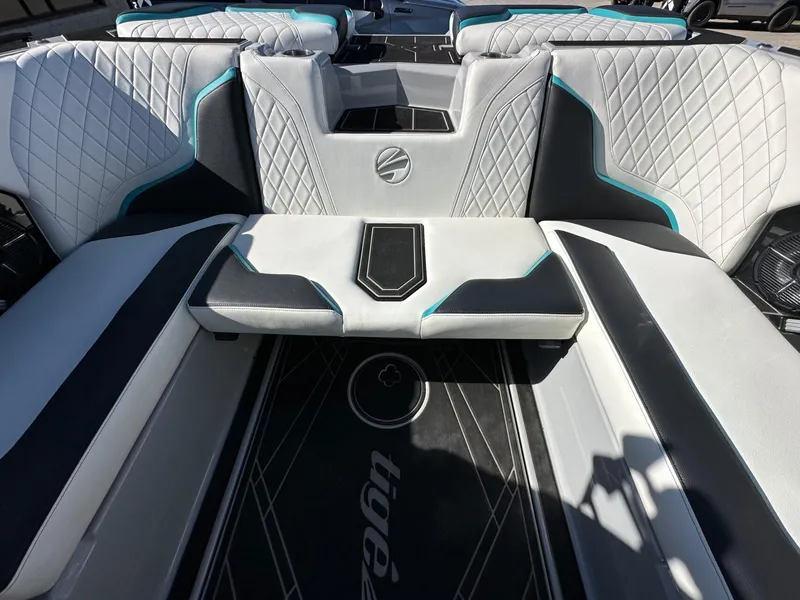 Slide: The Image of Tigé 22RZX 2022 - 11