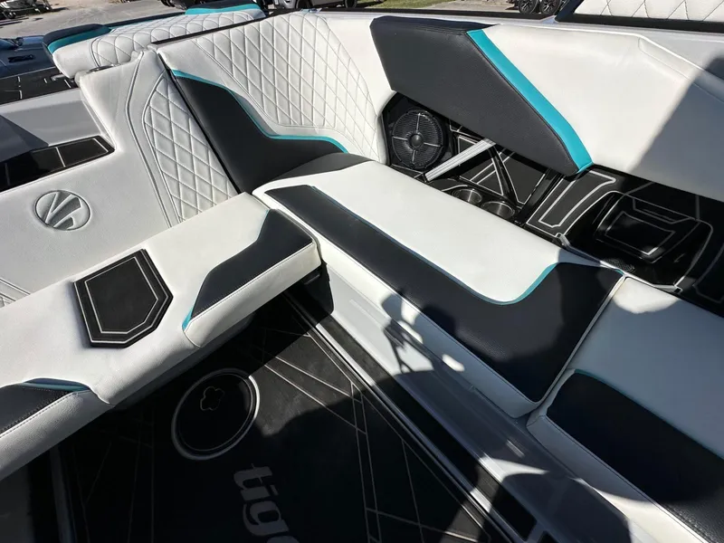 Slide: The Image of Tigé 22RZX 2022 - 12