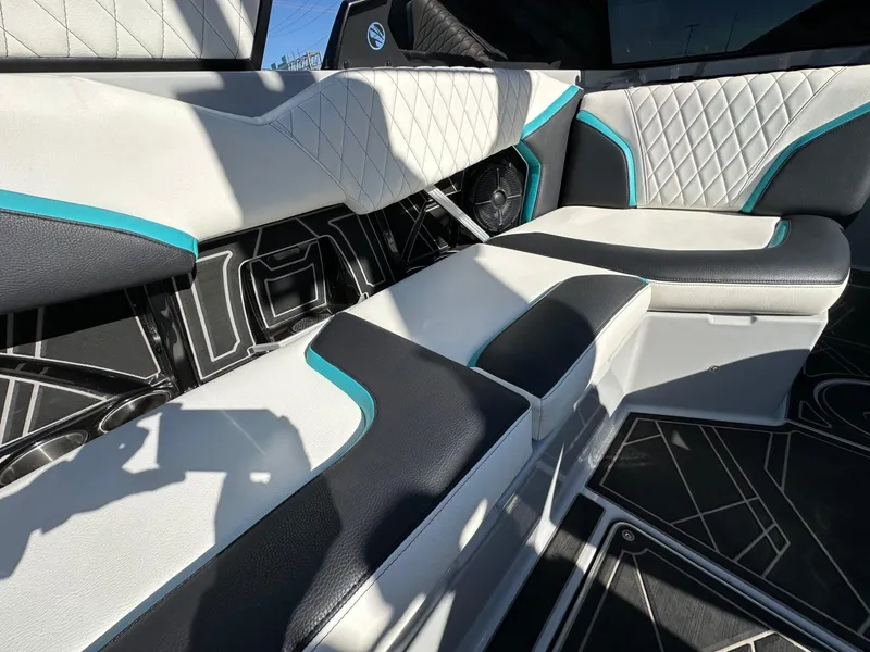 Slide: The Image of Tigé 22RZX 2022 - 13