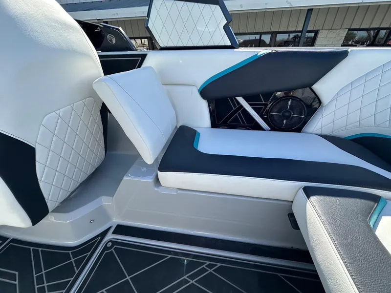 Slide: The Image of Tigé 22RZX 2022 - 16