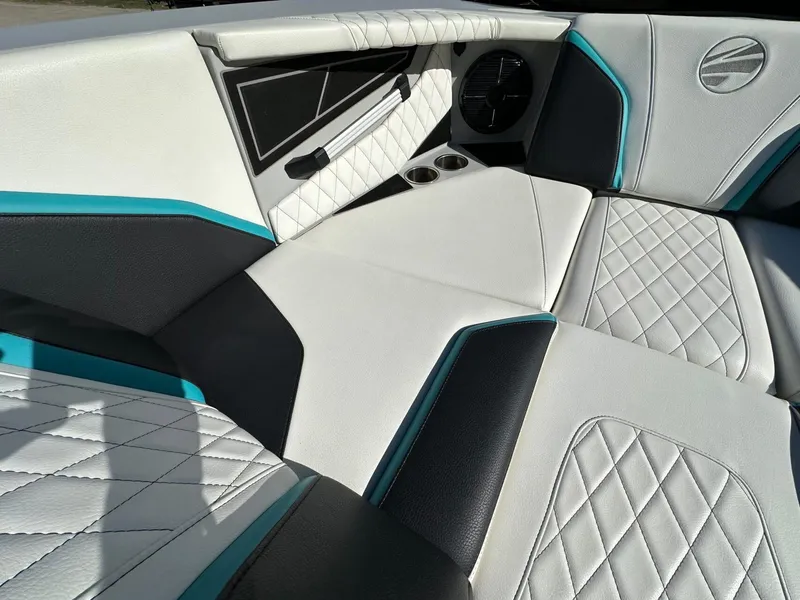 Slide: The Image of Tigé 22RZX 2022 - 18