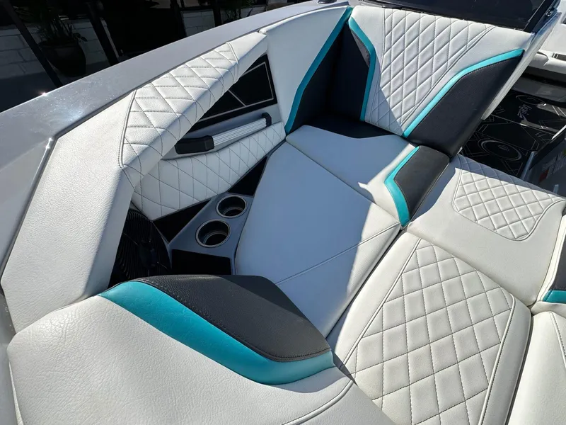 Slide: The Image of Tigé 22RZX 2022 - 21