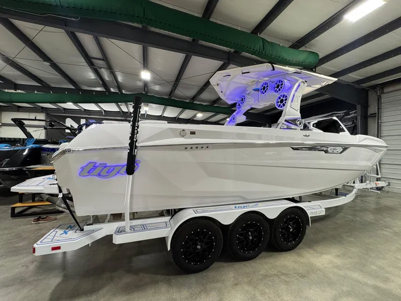 Slide: The Image of Tigé Ultré 25ZX 2025 - 1