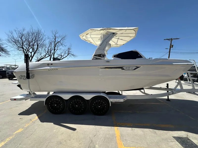 Slide: The Image of Tigé Ultré 25ZX 2025 - 10