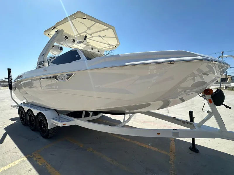 Slide: The Image of Tigé Ultré 25ZX 2025 - 11