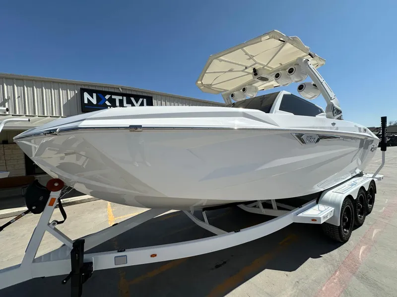 Slide: The Image of Tigé Ultré 25ZX 2025 - 13