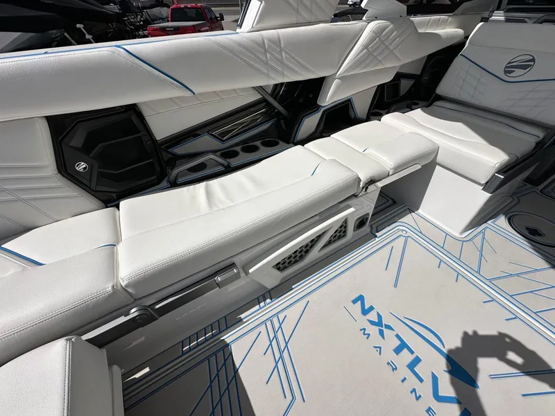 Slide: The Image of Tigé Ultré 25ZX 2025 - 17