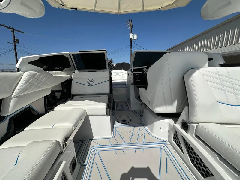 Slide: The Image of Tigé Ultré 25ZX 2025 - 18