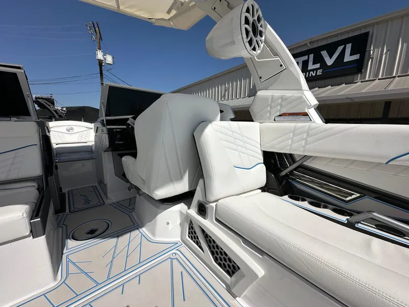 Slide: The Image of Tigé Ultré 25ZX 2025 - 19