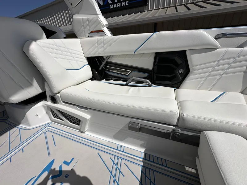 Slide: The Image of Tigé Ultré 25ZX 2025 - 20