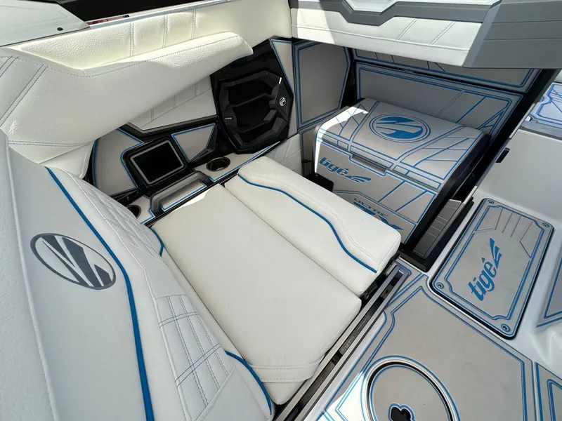 Slide: The Image of Tigé Ultré 25ZX 2025 - 21