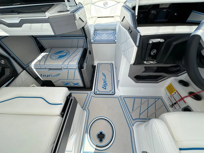 Slide: The Image of Tigé Ultré 25ZX 2025 - 22