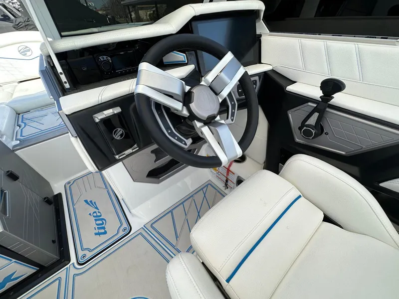 Slide: The Image of Tigé Ultré 25ZX 2025 - 23