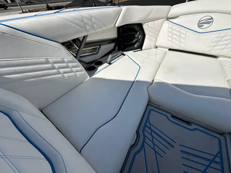 Slide: The Image of Tigé Ultré 25ZX 2025 - 24