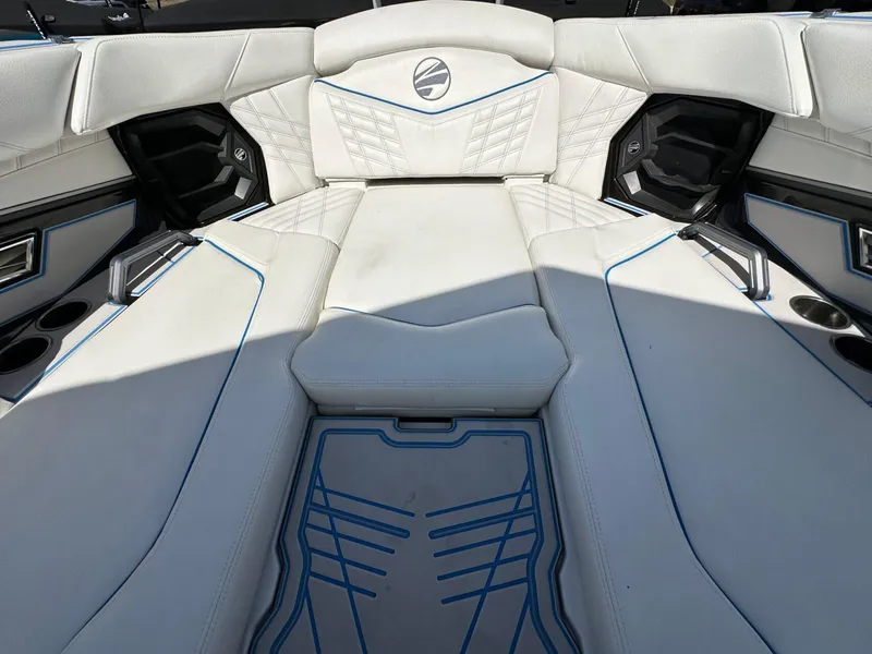 Slide: The Image of Tigé Ultré 25ZX 2025 - 25