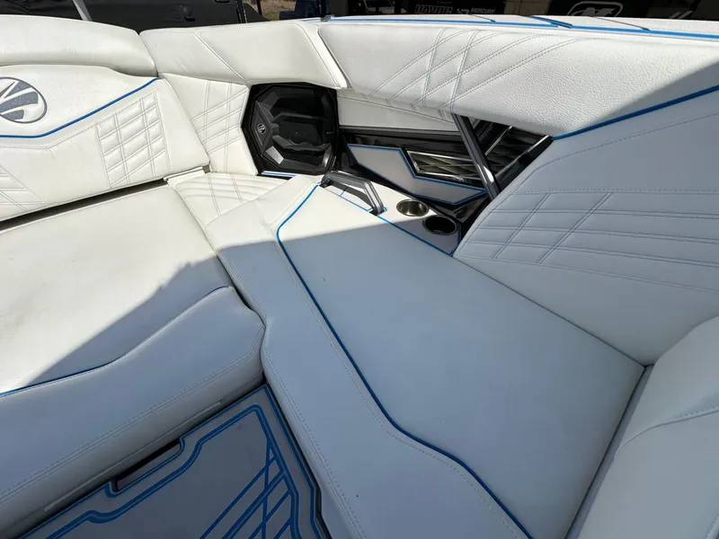 Slide: The Image of Tigé Ultré 25ZX 2025 - 26