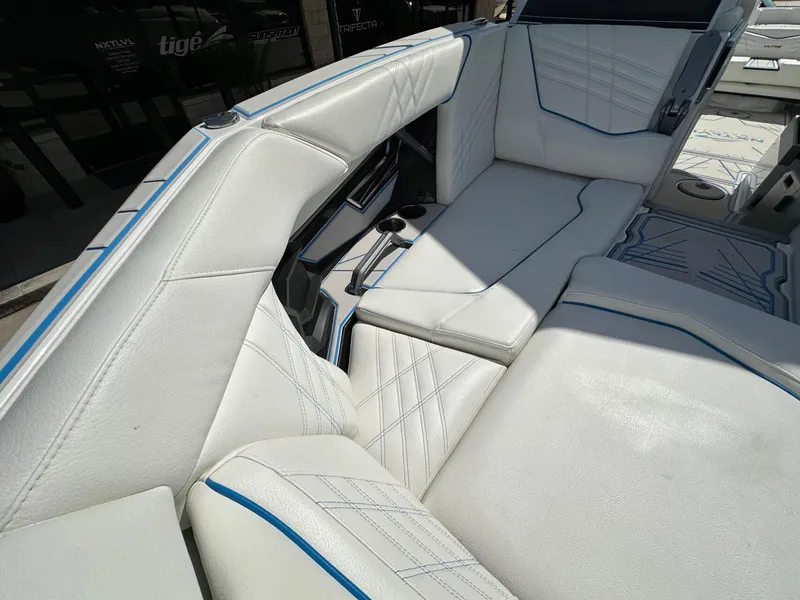 Slide: The Image of Tigé Ultré 25ZX 2025 - 27