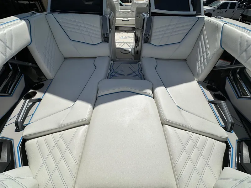 Slide: The Image of Tigé Ultré 25ZX 2025 - 28